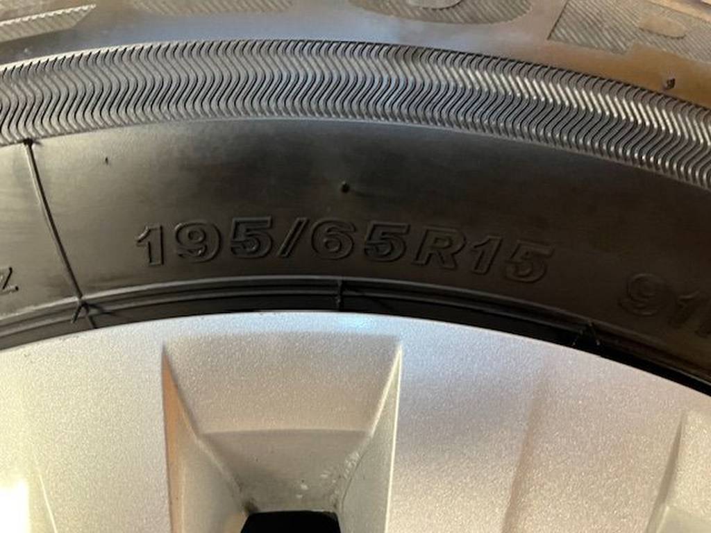 Volkswagen Golf ORIG.KOLA VČ POKLIC- 195/65/15