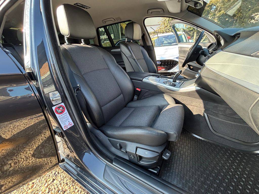 BMW 530 530d xDrive/2012/S.KNIHA-ZÁRUK