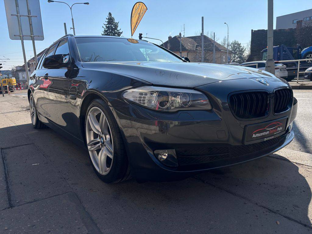 BMW 530 530d xDrive/2012/S.KNIHA-ZÁRUK