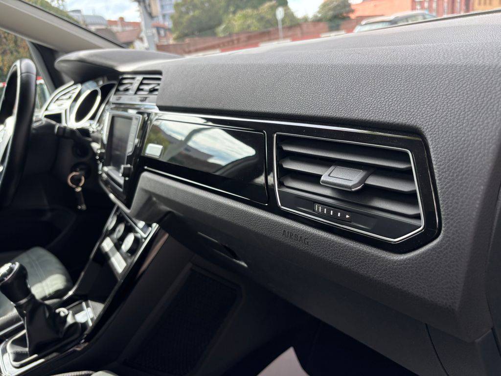 Volkswagen Touran 2.0TDi/2017/7MÍST.MAN6.110KW-Z